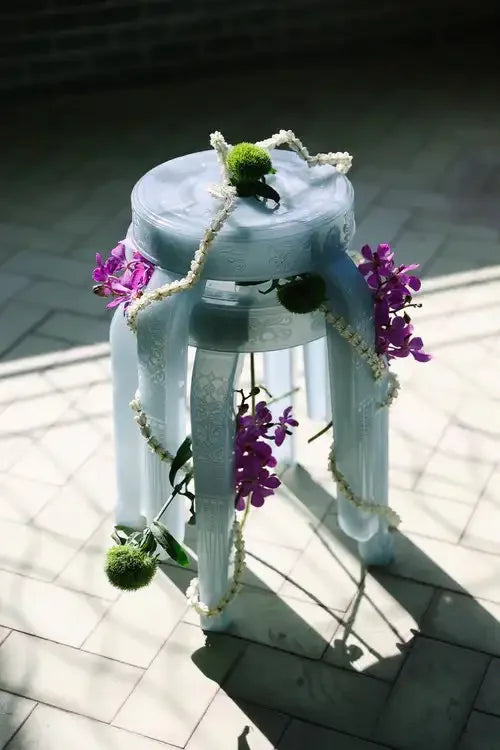 Rumba Bor 藍色凳配花藝的品牌創作相