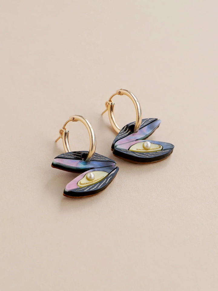 WOLF &amp; MOON | EARRINGS | Mussel Hoops
