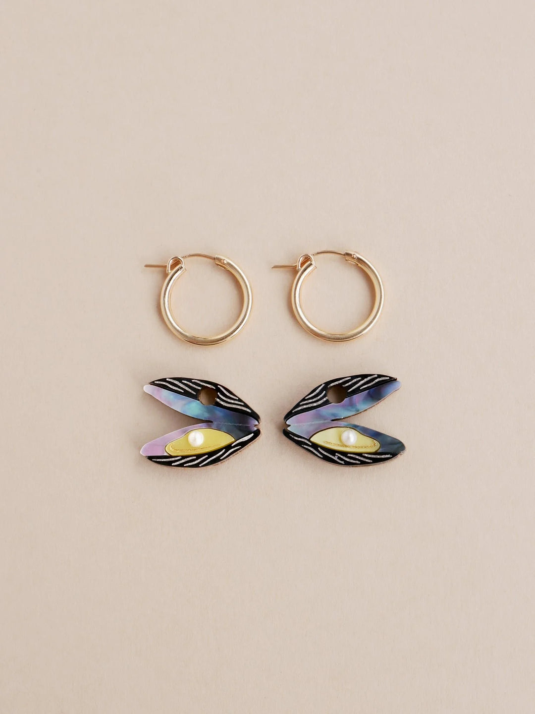 WOLF &amp; MOON | EARRINGS | Mussel Hoops