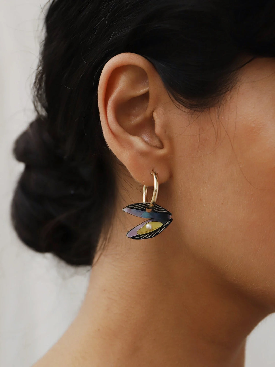 WOLF &amp; MOON | EARRINGS | Mussel Hoops