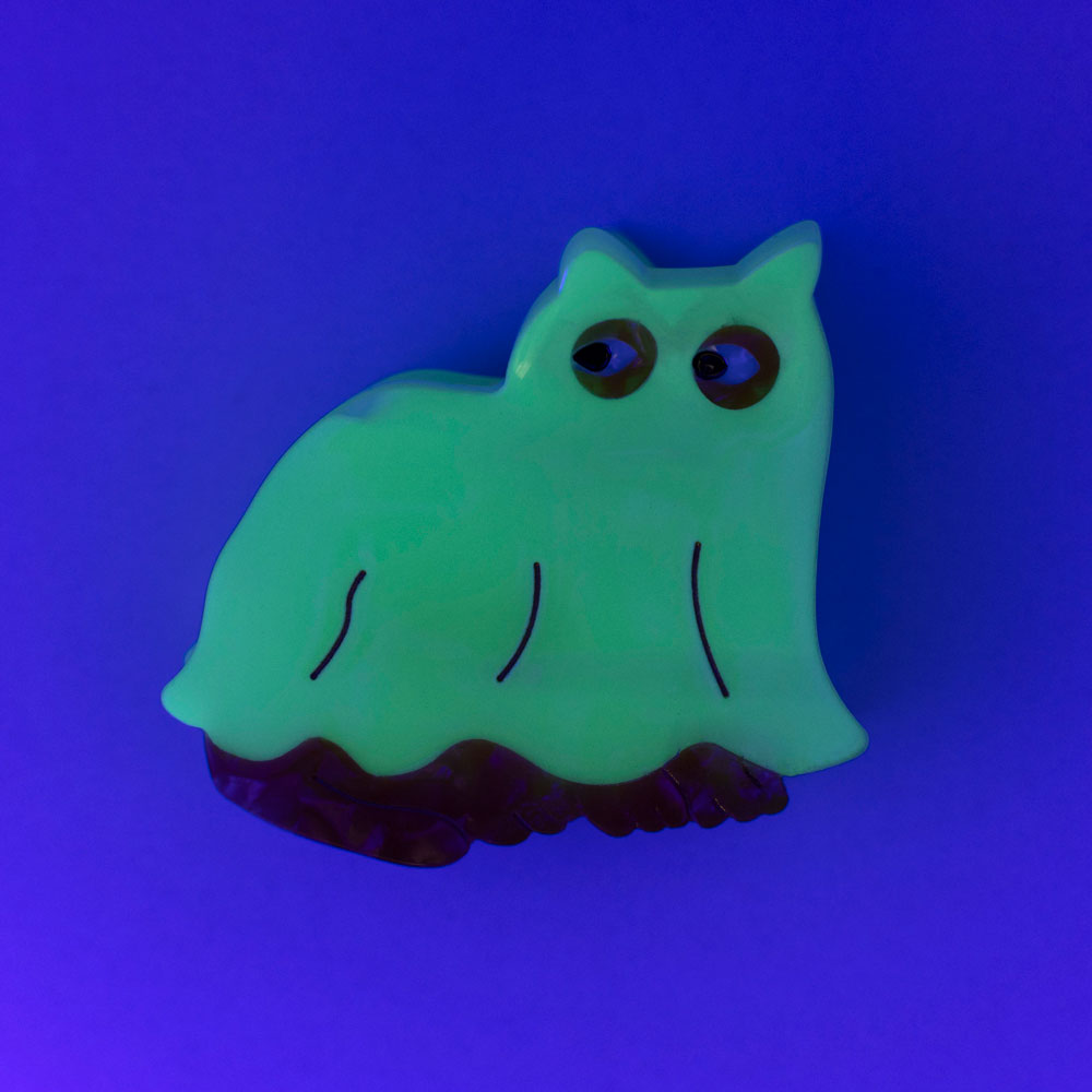 Ghost Cat Hair Claw by Coucou Suzette — glow shown in dark surroundings