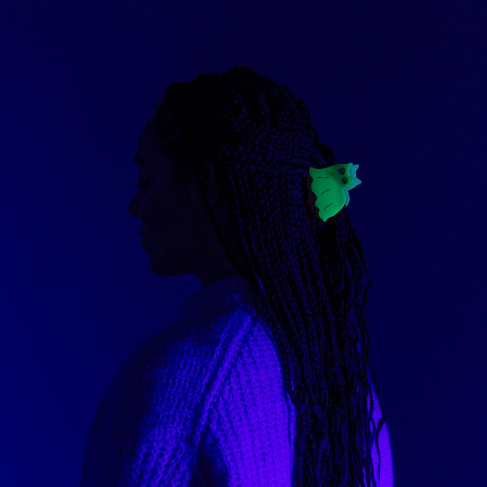 Ghost Cat Hair Claw by Coucou Suzette — glow shown in dark surroundings