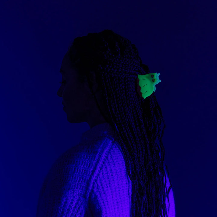 Ghost Cat Hair Claw by Coucou Suzette — glow shown in dark surroundings