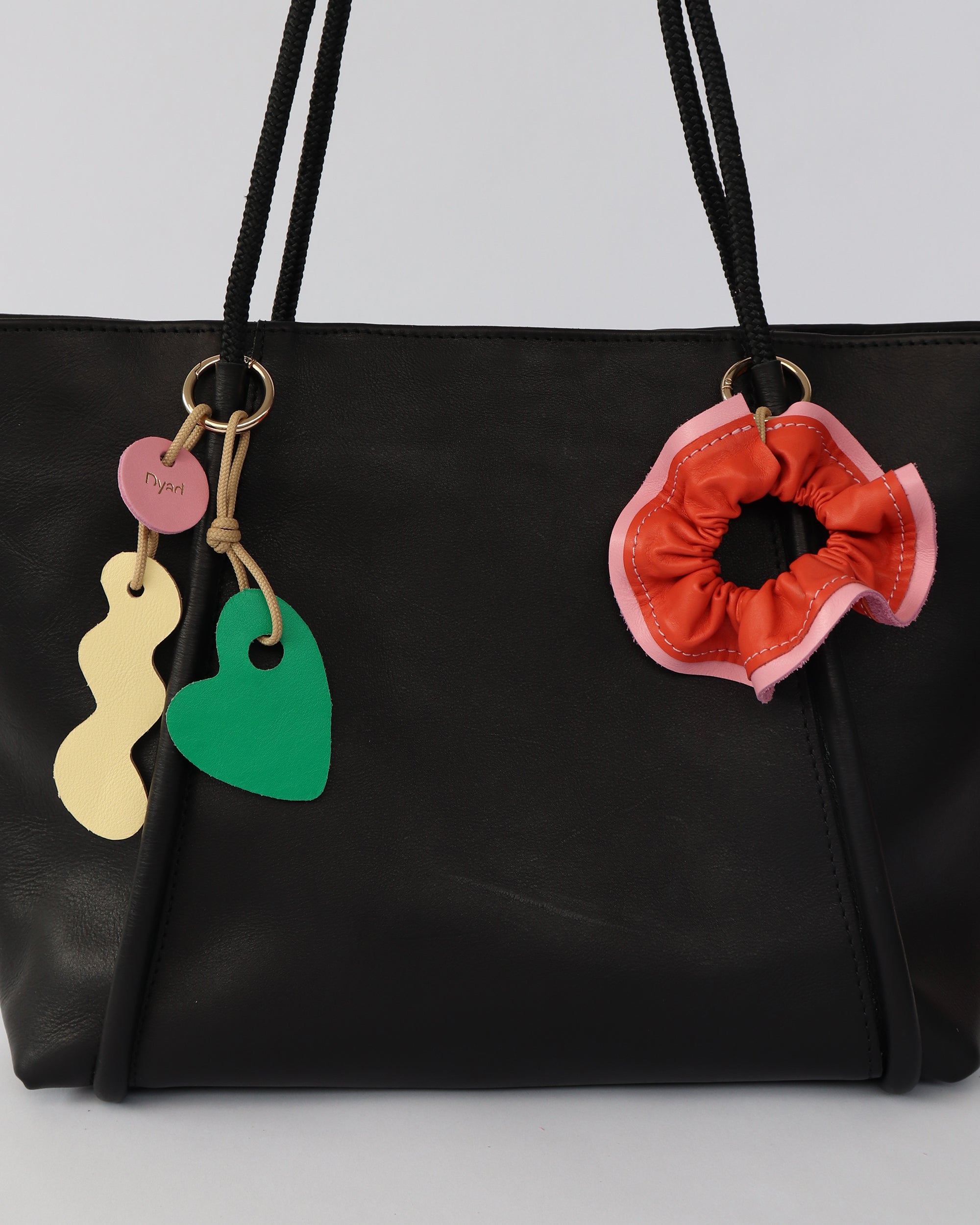 黑色手袋配心形與花形 Bag Charm