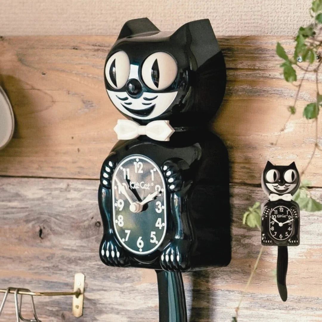 Classic Black Kit-Cat 掛在木板旁