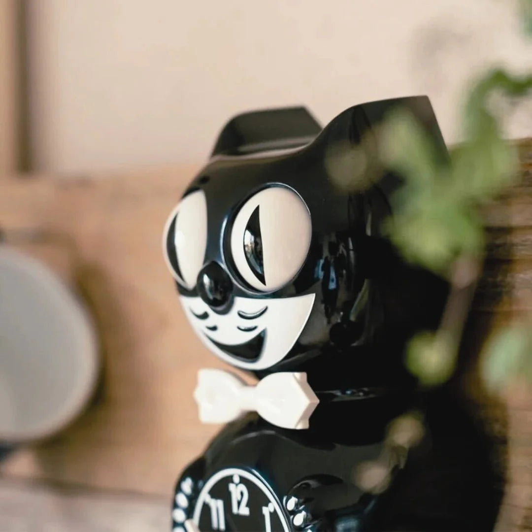 Classic Black Kit-Cat 笑臉與綠色植物近拍