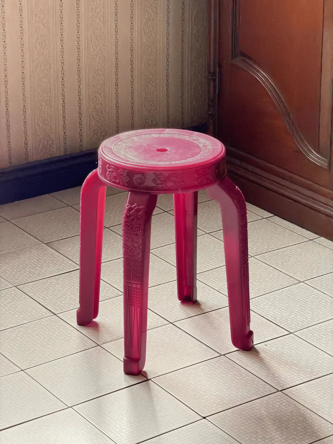 Rumba Bor 桃紅色凳放在木色牆角