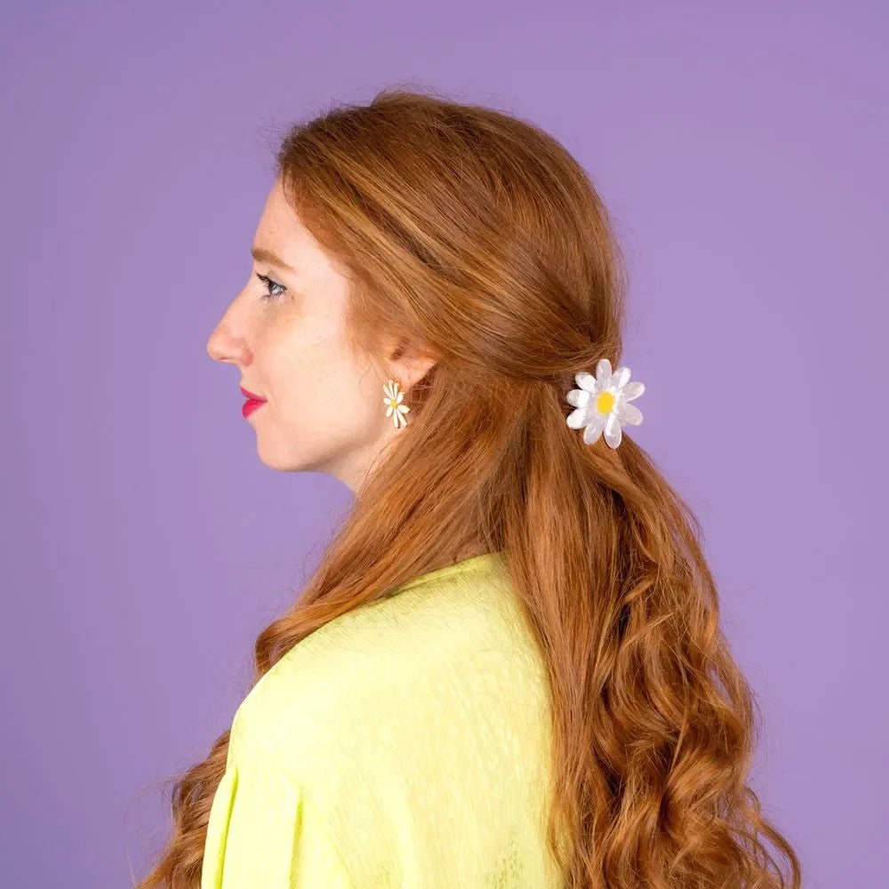 Daisy × soft yellow knit