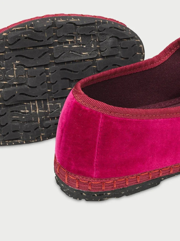 Flabelus velvet upper, contrast trim and sole stitching detail